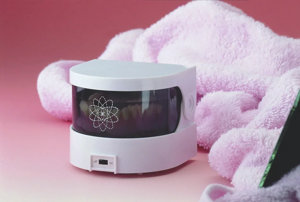 Battery-operated denture cleaner