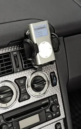 3-in-1 multi-holder, universally applicable for MP3 players, mobile phones, navigation systems, etc.
