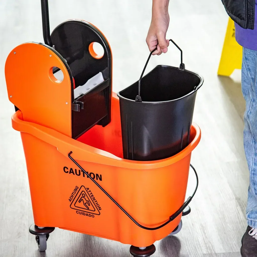 Cleaning cart with wringing device