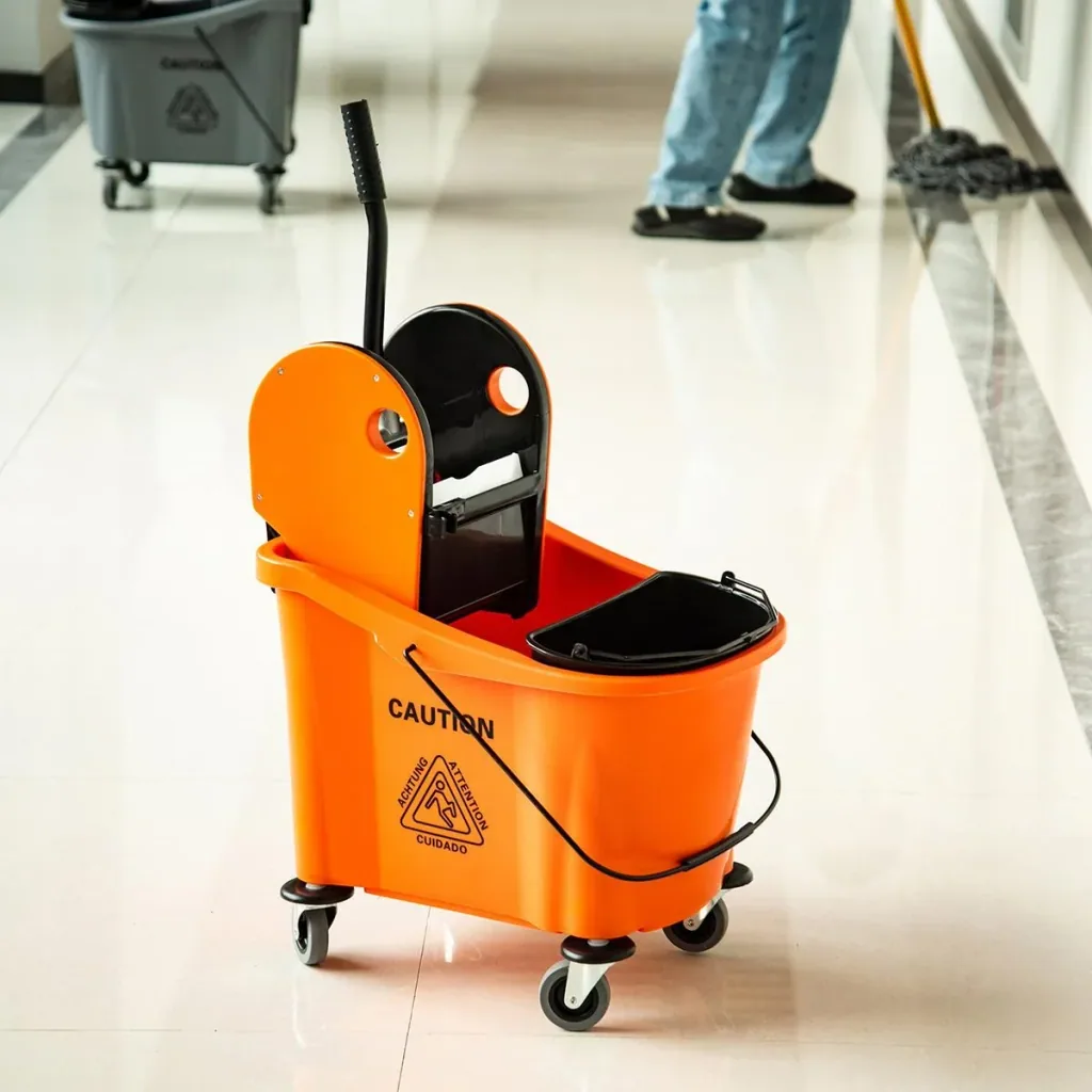 Cleaning cart with wringing device