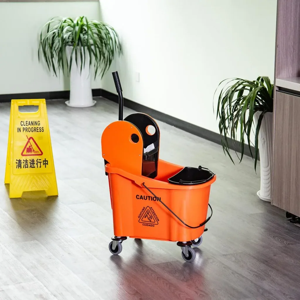 Cleaning cart with wringing device
