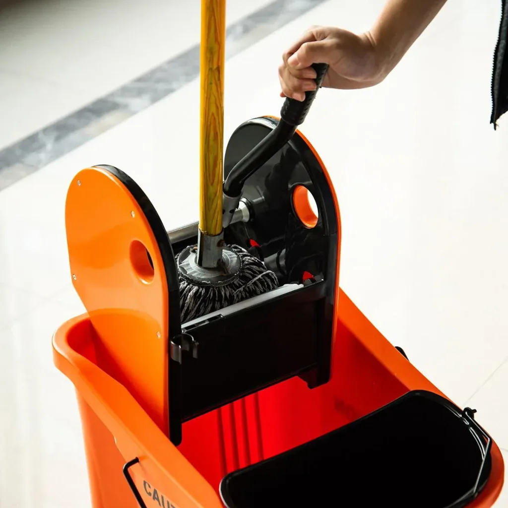 Cleaning cart with wringing device