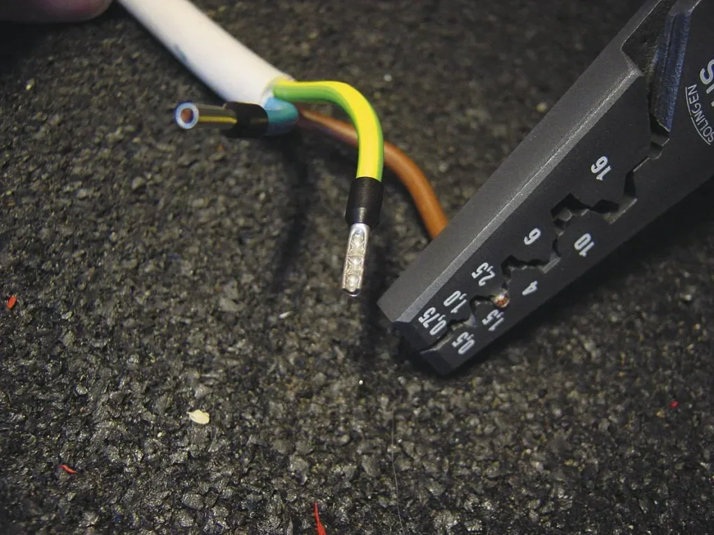 Insulated wire end ferrules assortment with pliers and screwdriver