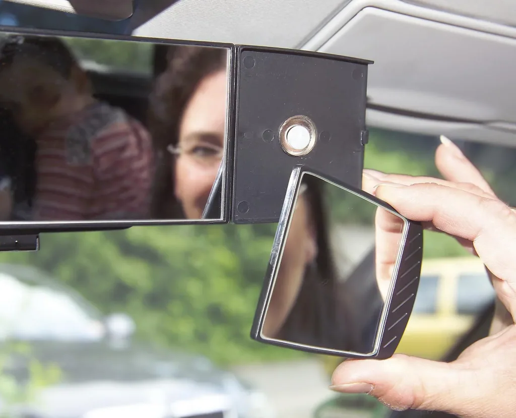 Wide-angle mirror with additional mirror
