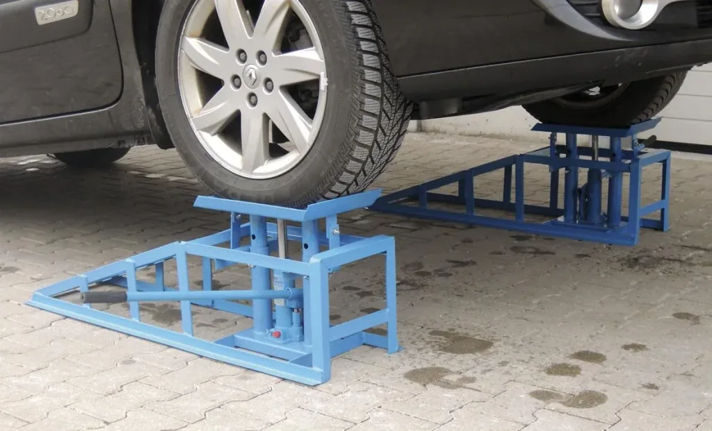 Loading ramp with lifting device