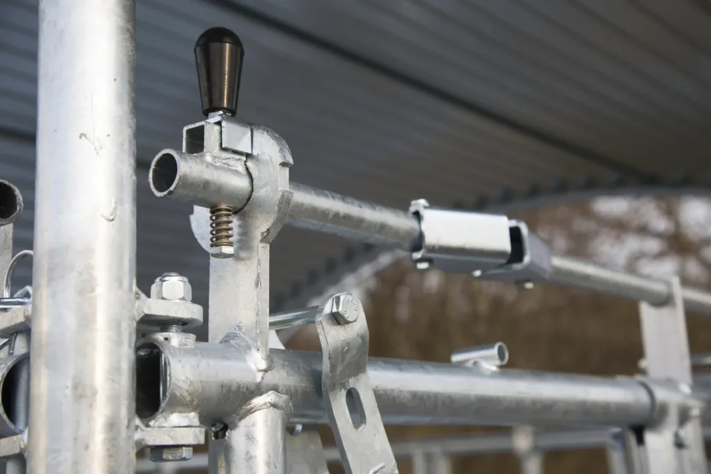 Square hay rack "Standard" with self-locking feeding grid