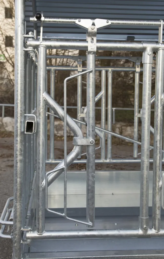 Square hay rack "Standard" with self-locking feeding grid