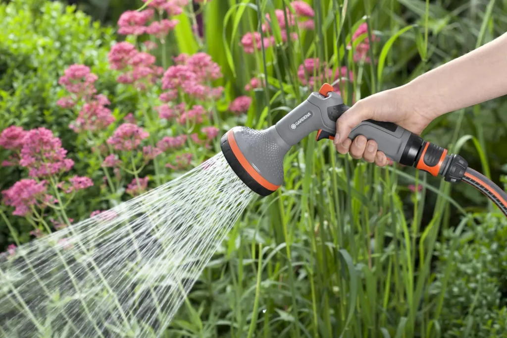Comfort shower for flowerbeds, impulse trigger with locking function
