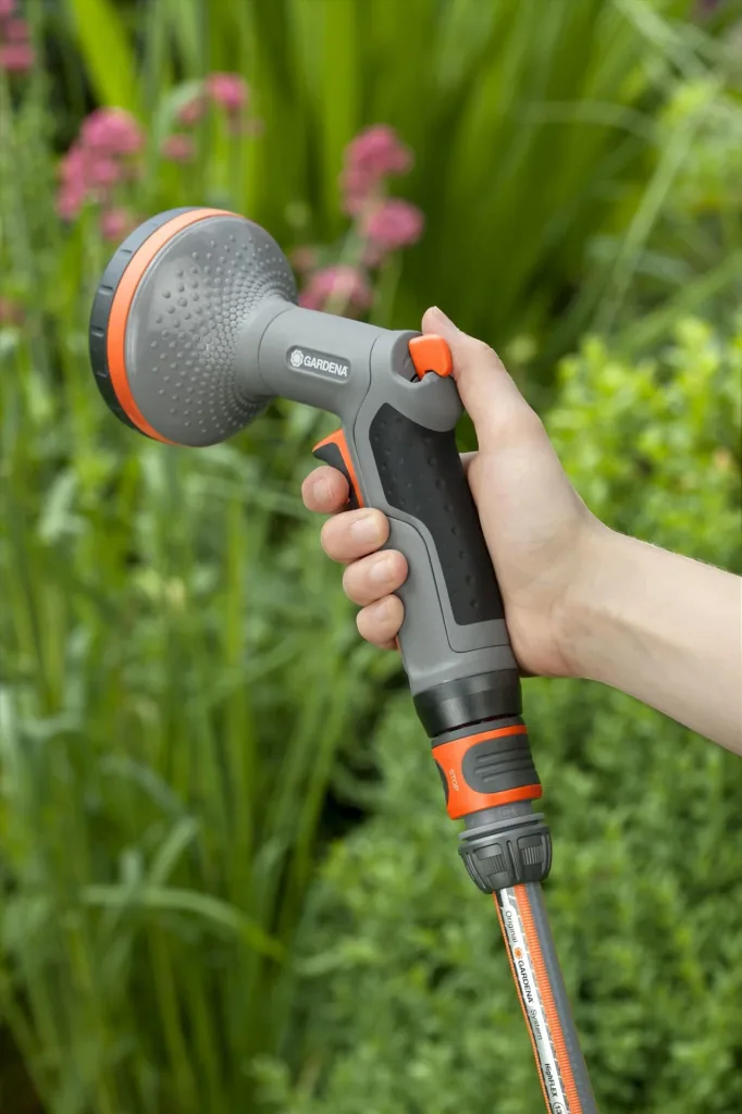 Comfort shower for flowerbeds, impulse trigger with locking function