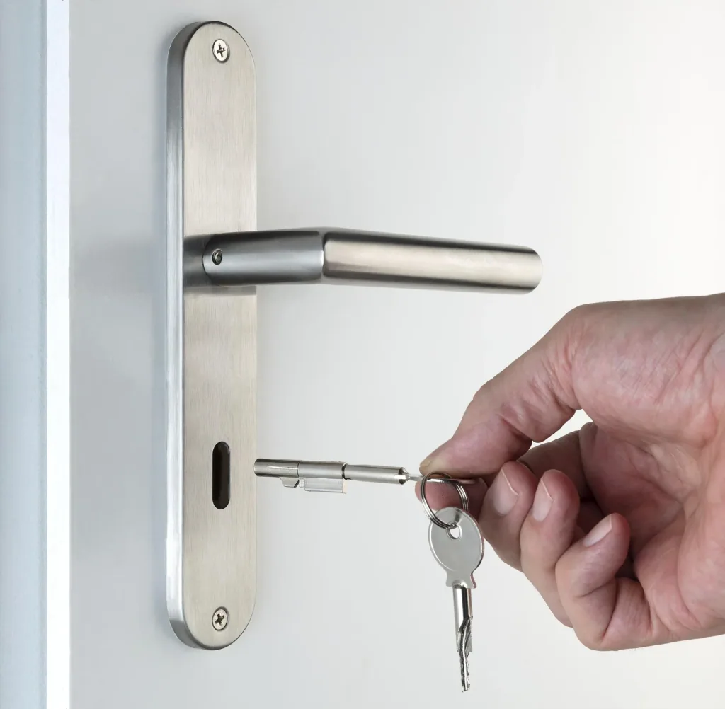 Keyhole lock
