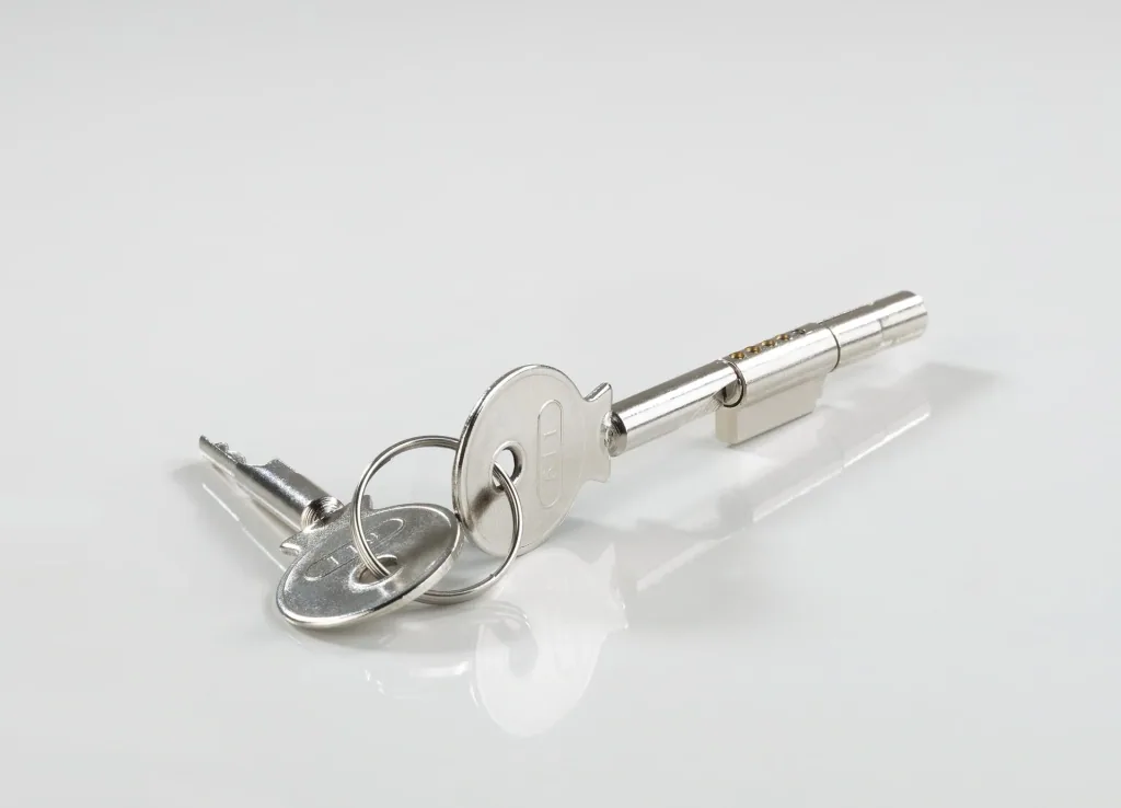 Keyhole lock