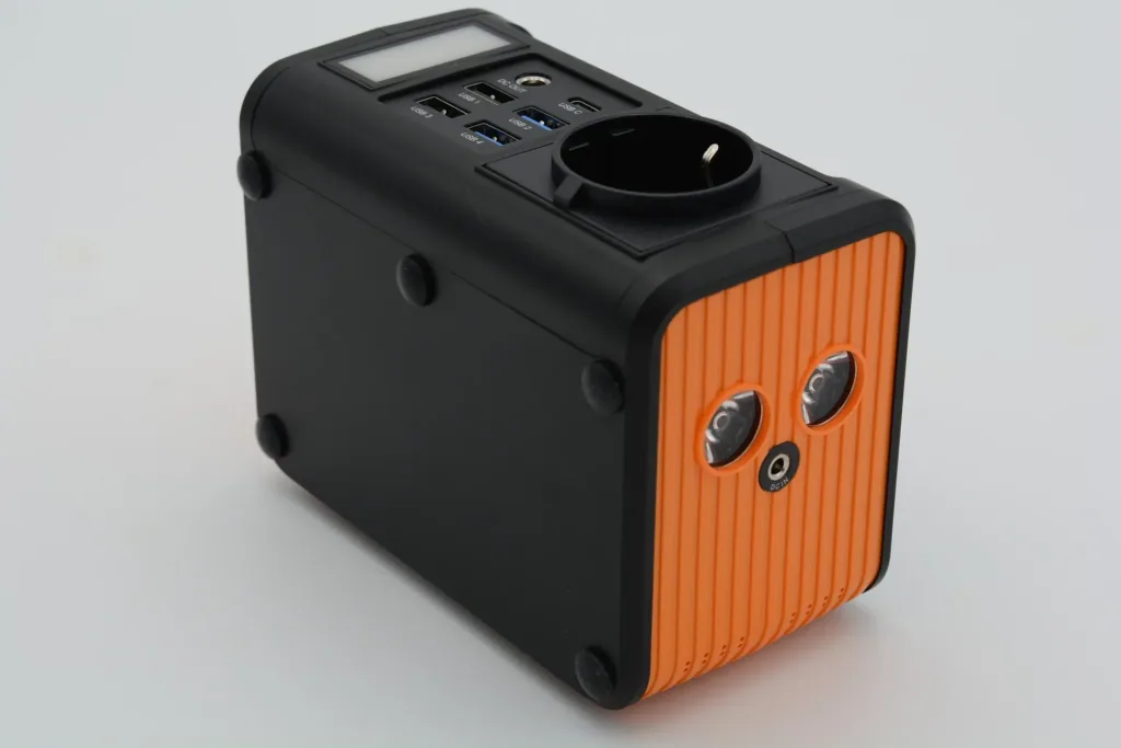 Mini power station with 220V socket