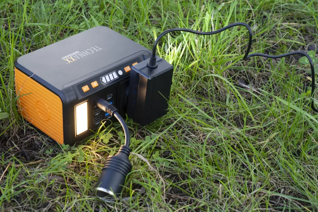 Mini power station with 220V socket