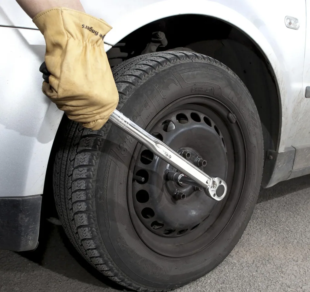 Torque wrench set, 40 - 210 Nm including extension and three sockets