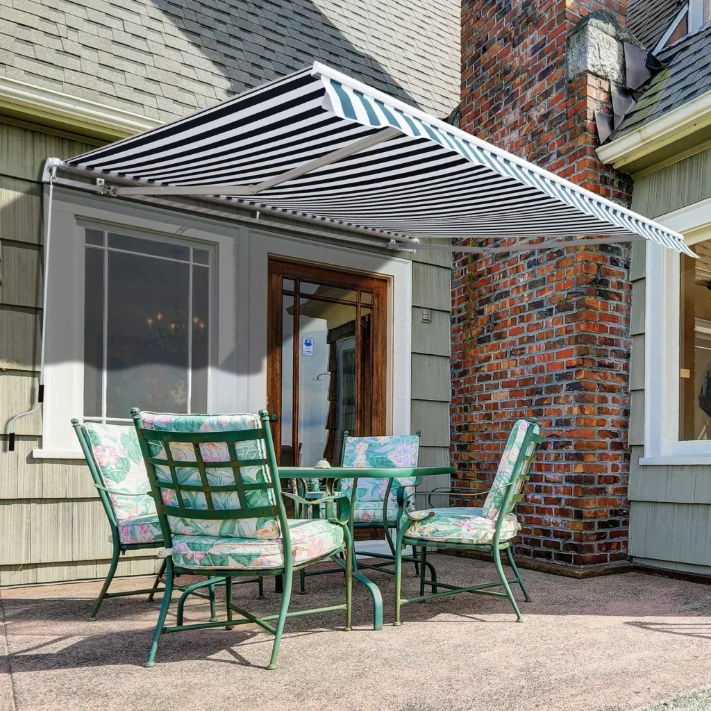 Articulated arm awning for wall mounting