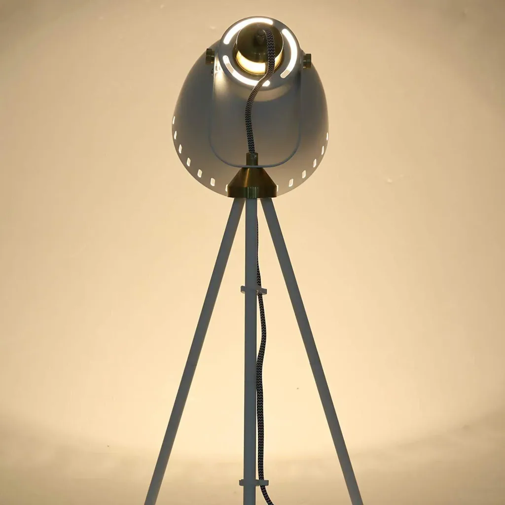 Tripod table lamp