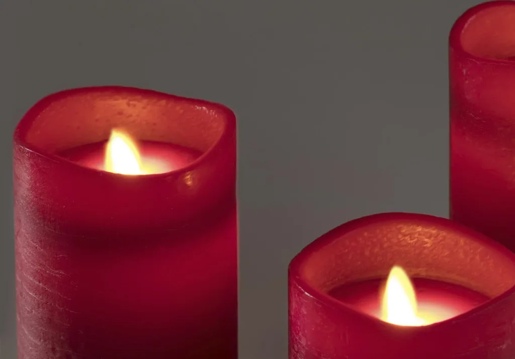 LED real wax candles with timer and flickering light - set of 3 in red