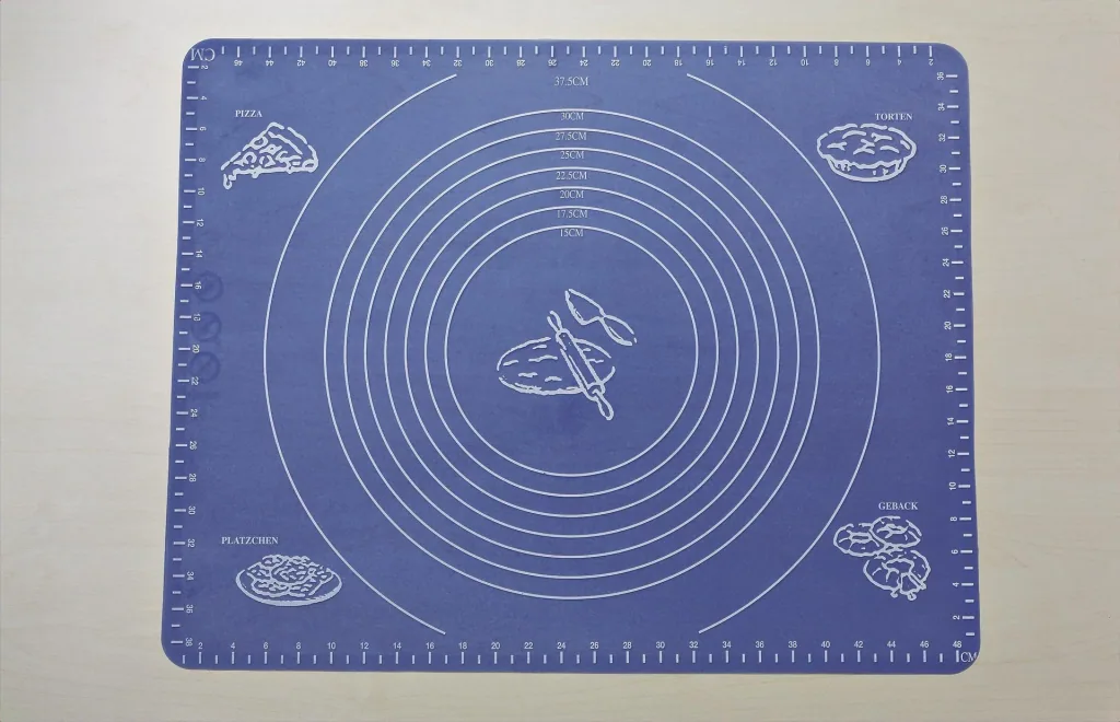 Silicone baking mat with dividers