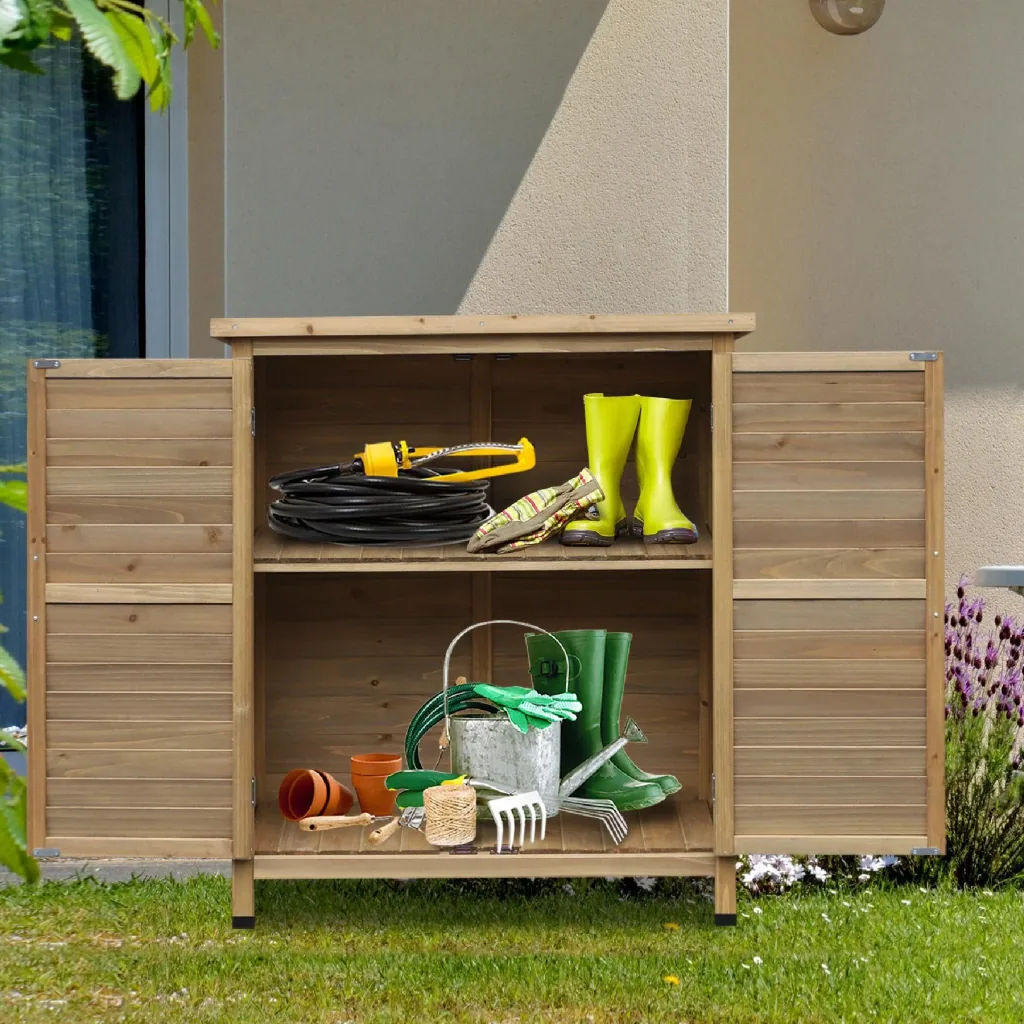 Equipment cabinet with louvre doors