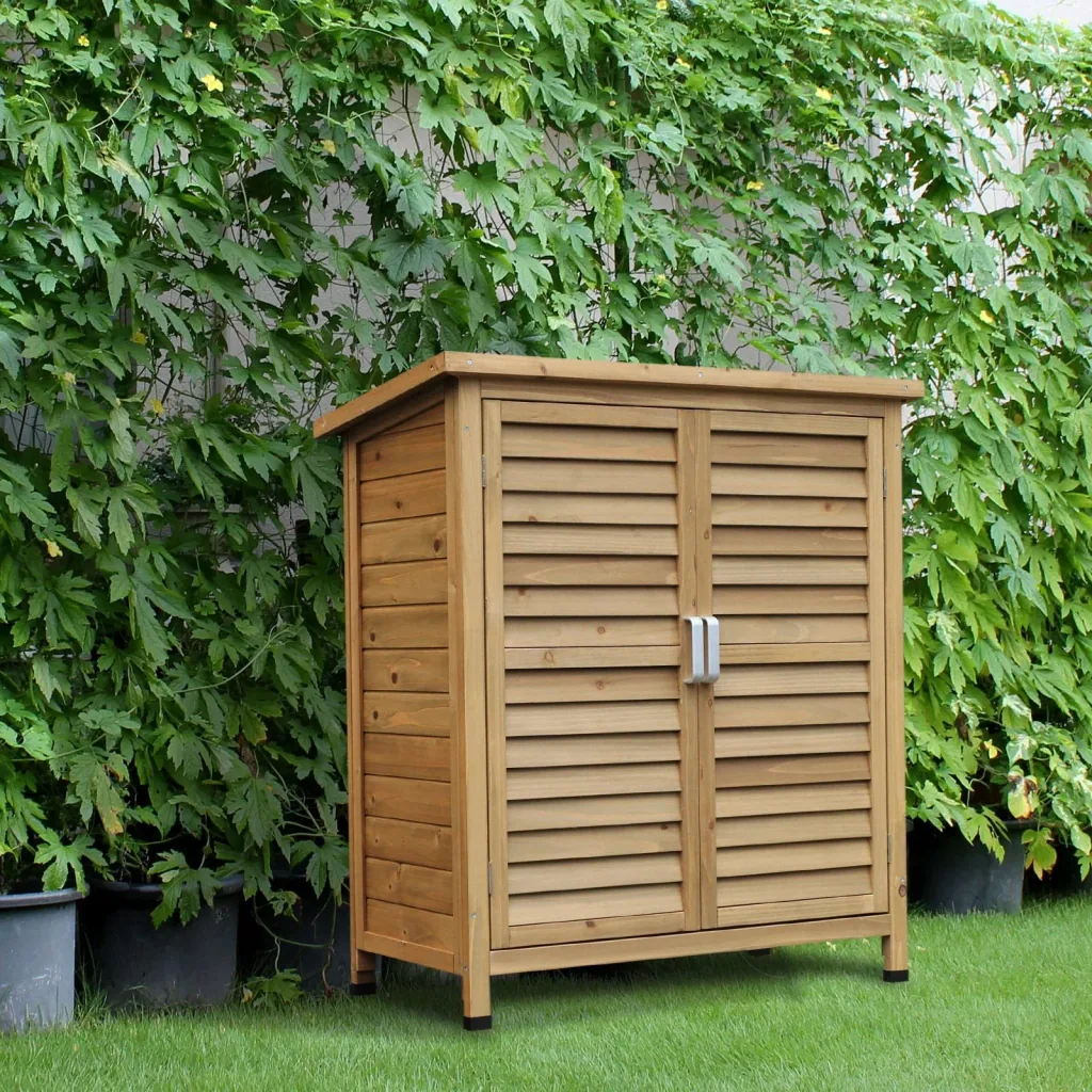 Equipment cabinet with louvre doors