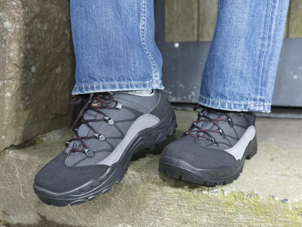 Trekking shoe color gray with black trim, size 40