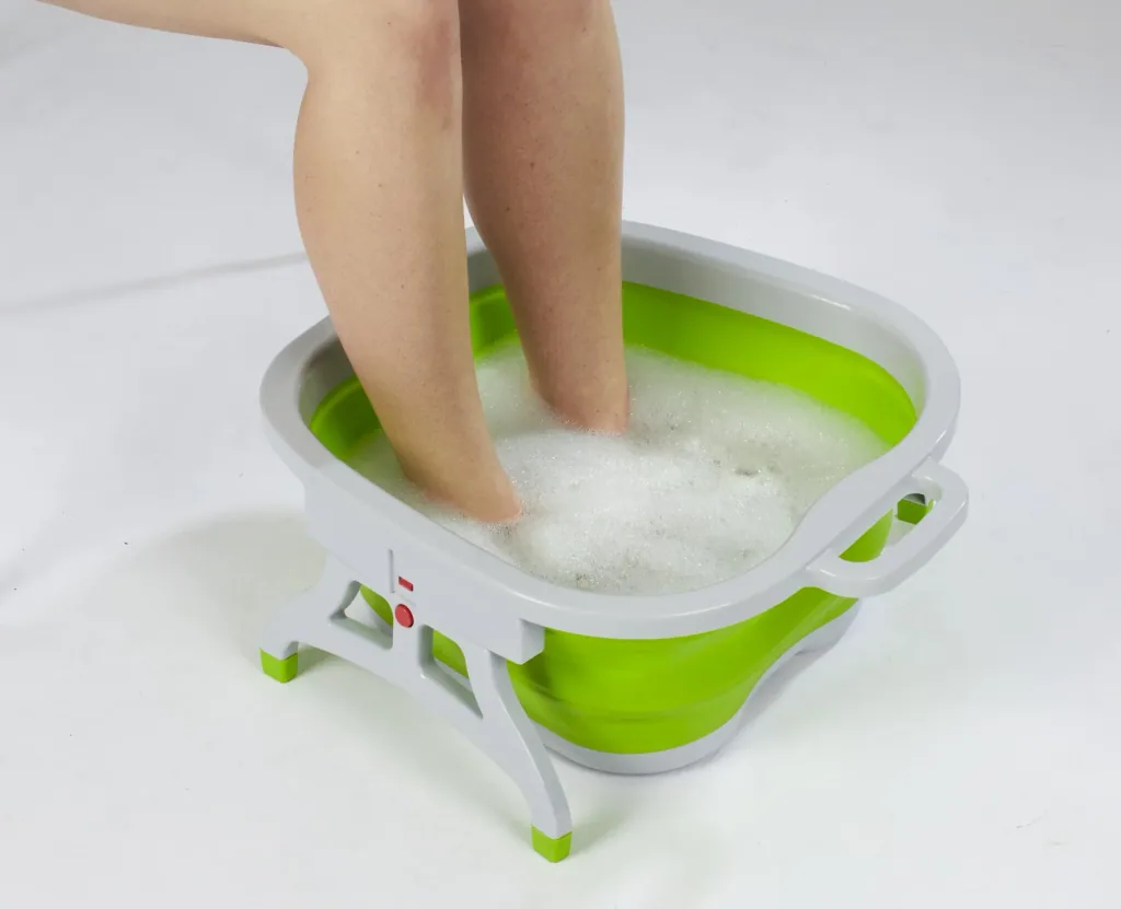 Space-saving foot bath