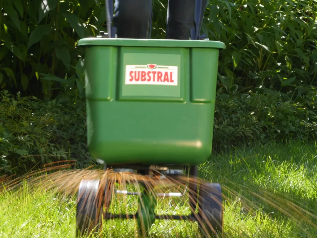 Lawn fertilizer with weed killer 2 kg