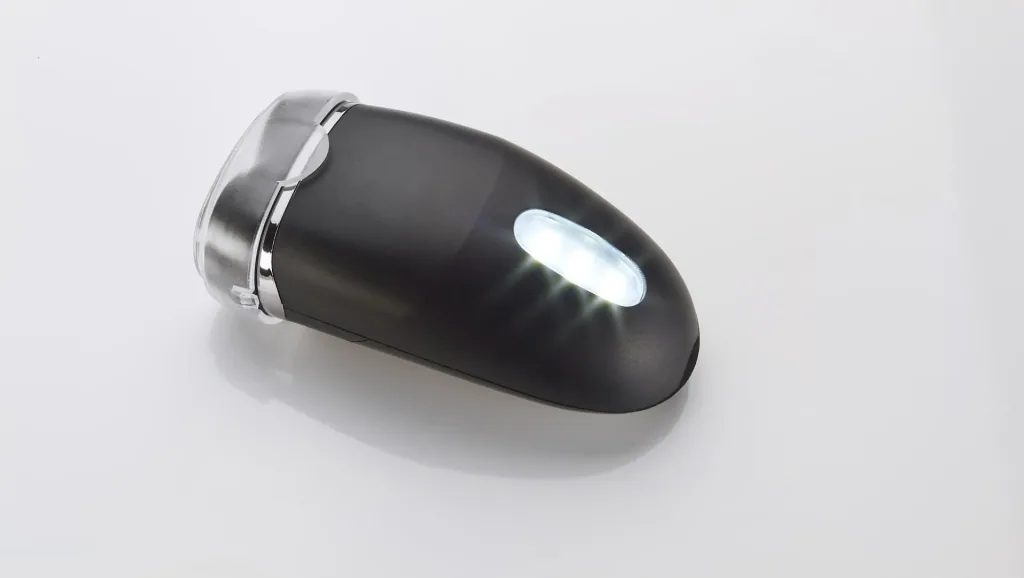 Razor with LED lighting