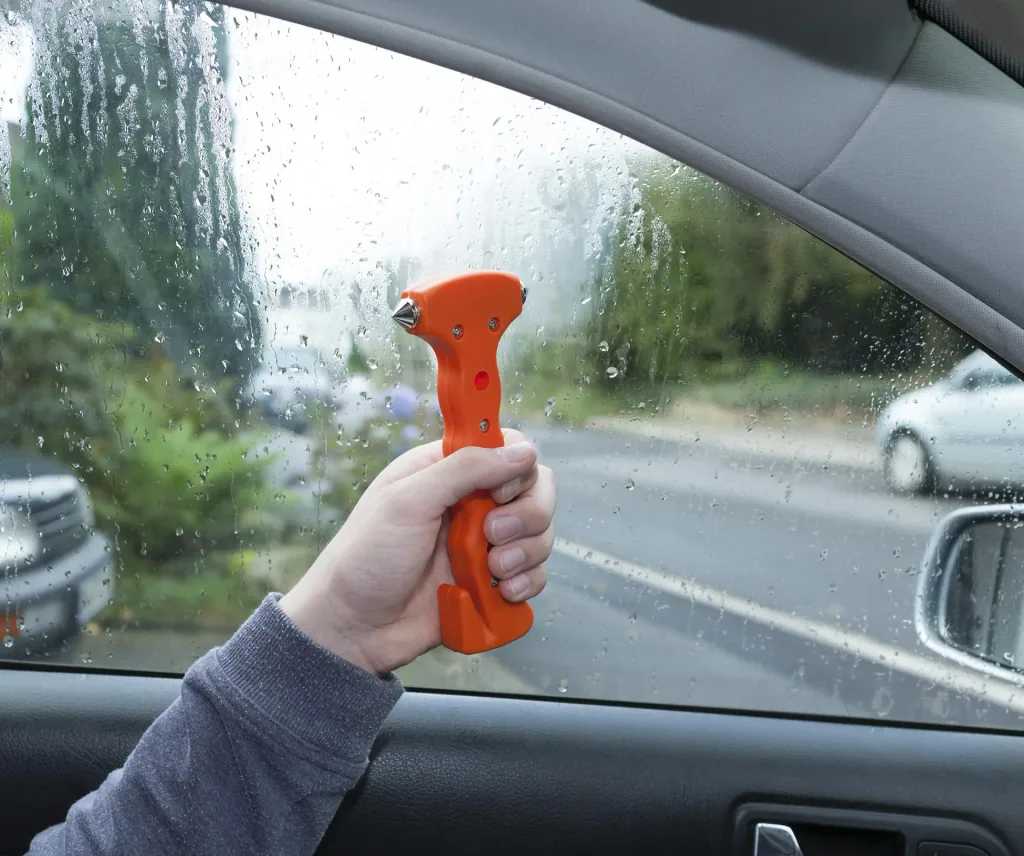 Rescue hammer with belt cutter 2 in 1