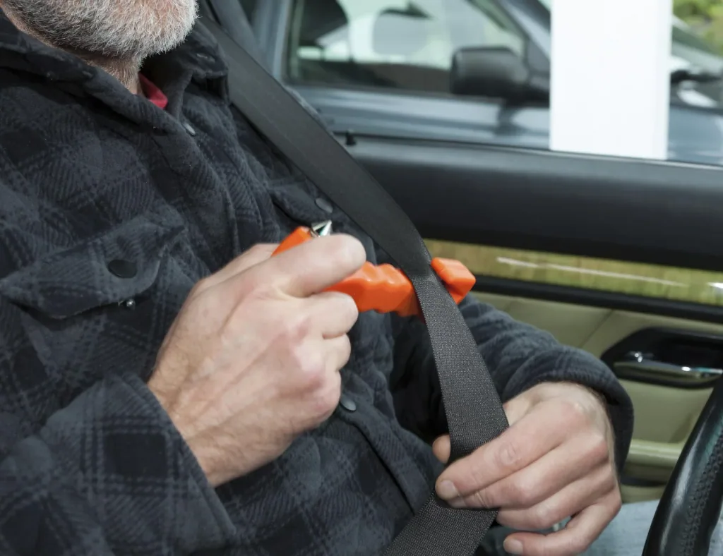 Rescue hammer with belt cutter 2 in 1