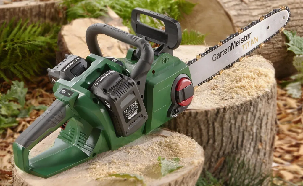 Set cordless chainsaw + 2 x 4 Ah batteries + double fast charger + chain