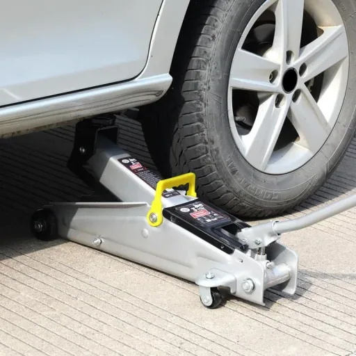 Hydraulic jack with 3 ton lifting capacity