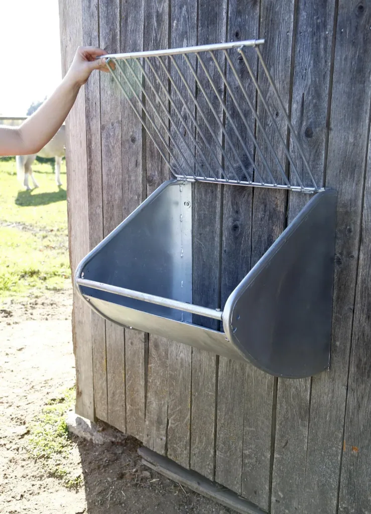 Hay rack with feed saving grid