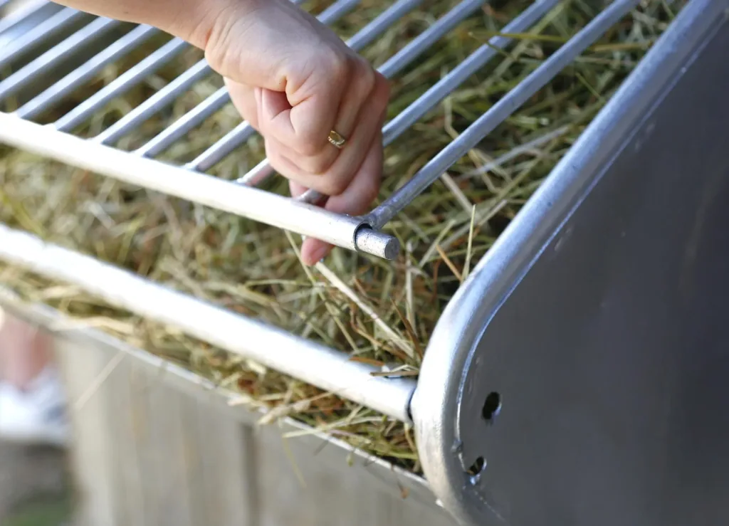 Hay rack with feed saving grid