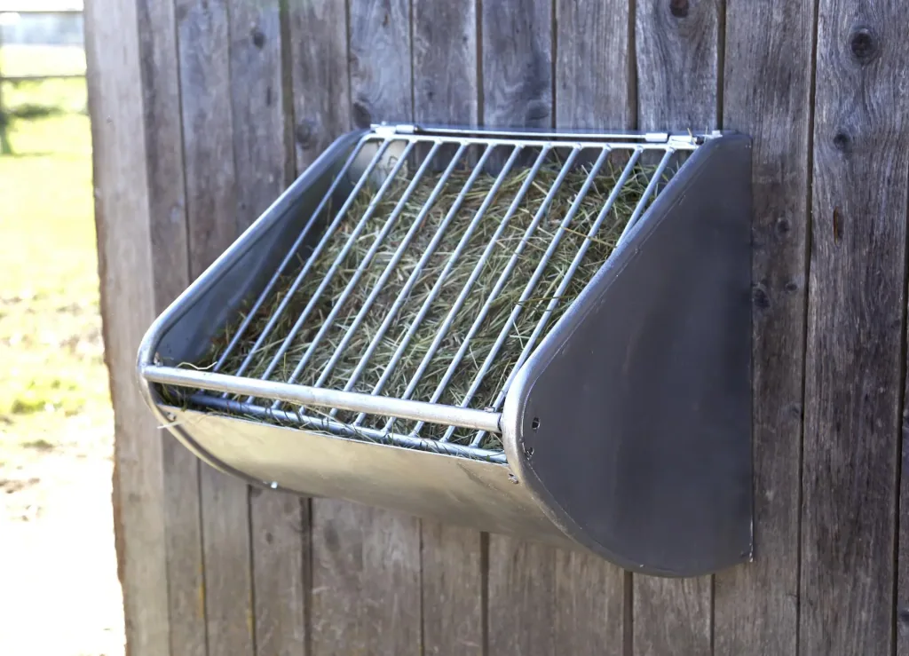Hay rack with feed saving grid