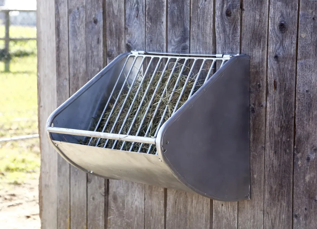 Hay rack with feed saving grid
