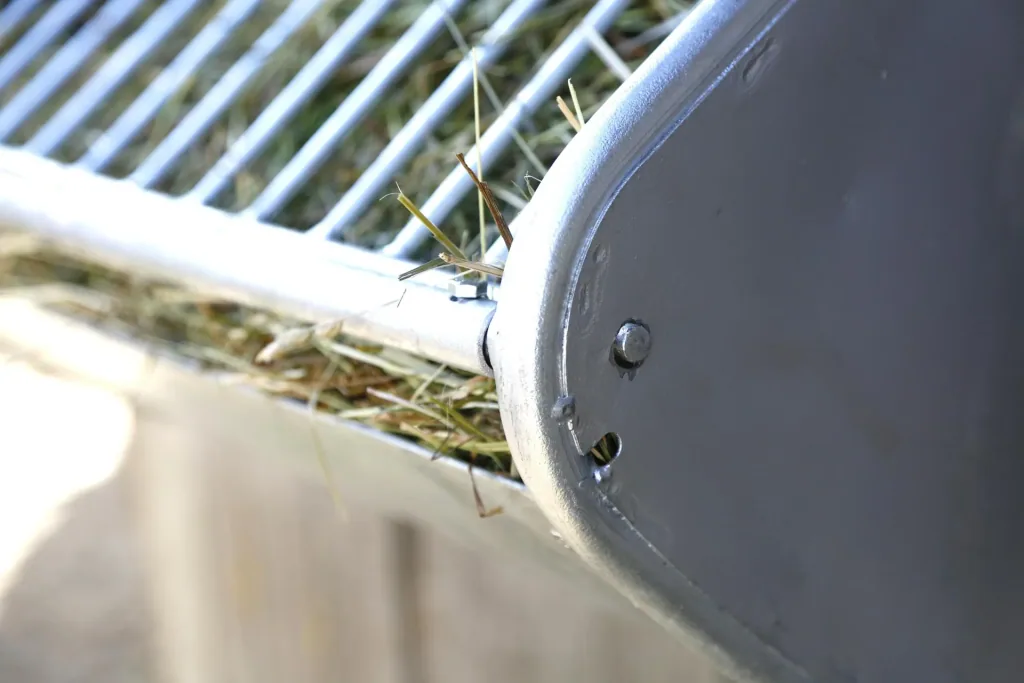 Hay rack with feed saving grid
