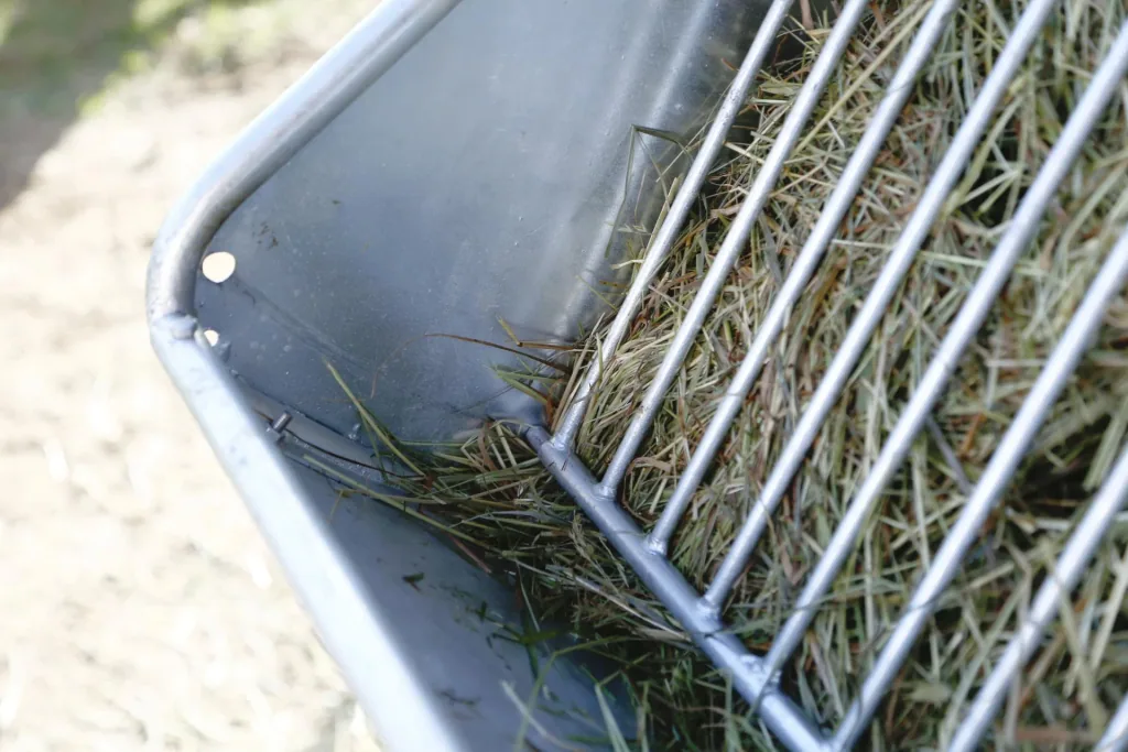 Hay rack with feed saving grid