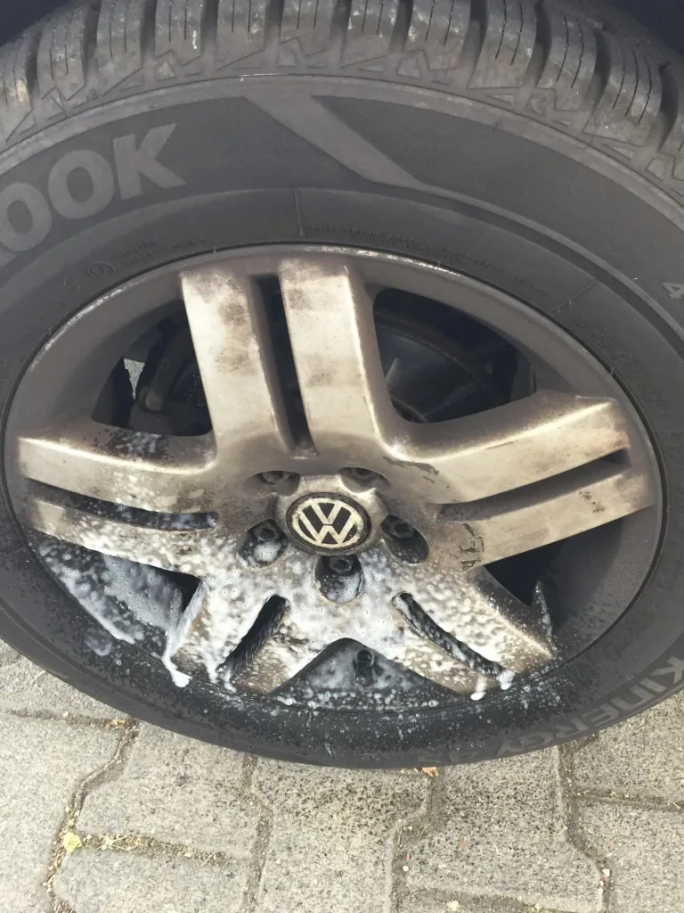 Adhesive power rim cleaner