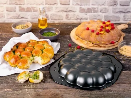 Cloud Sun Enamel Baking Pan, 30 x 35 x 4 cm with Recipes