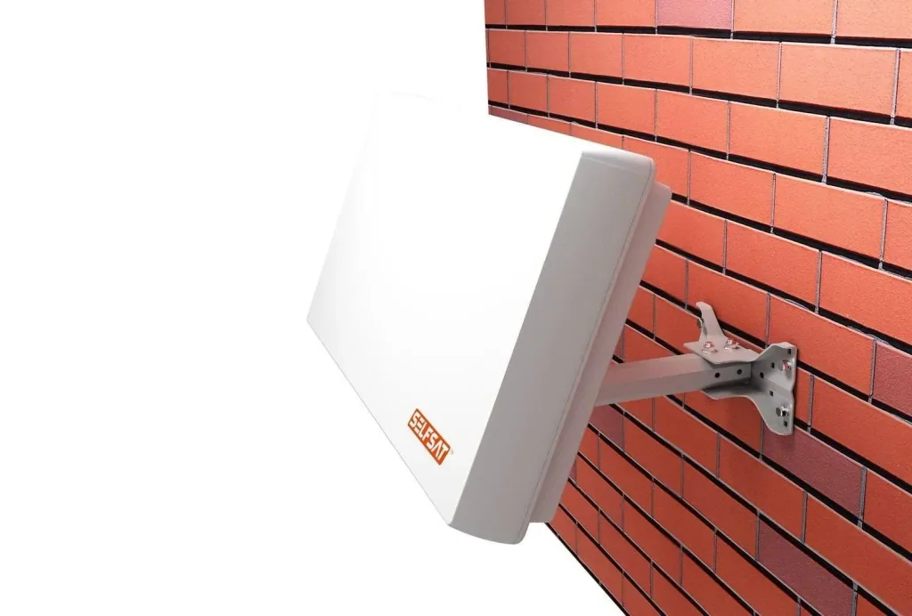 Sat flat antenna with replaceable Quattro LNB