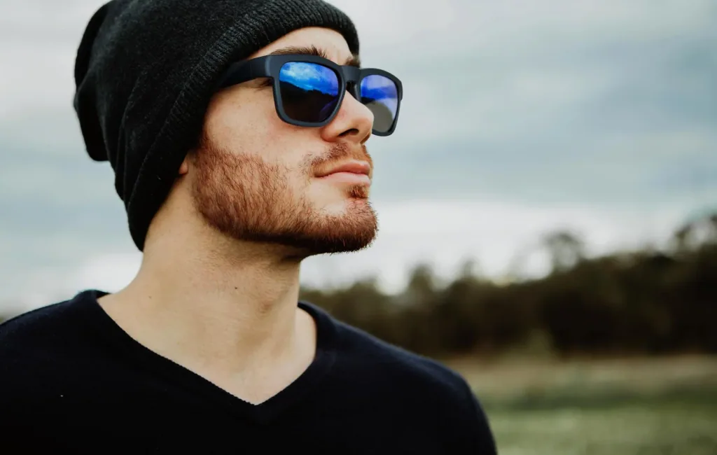 Sunglasses with Bluetooth headphones, microphone and voice assistant function