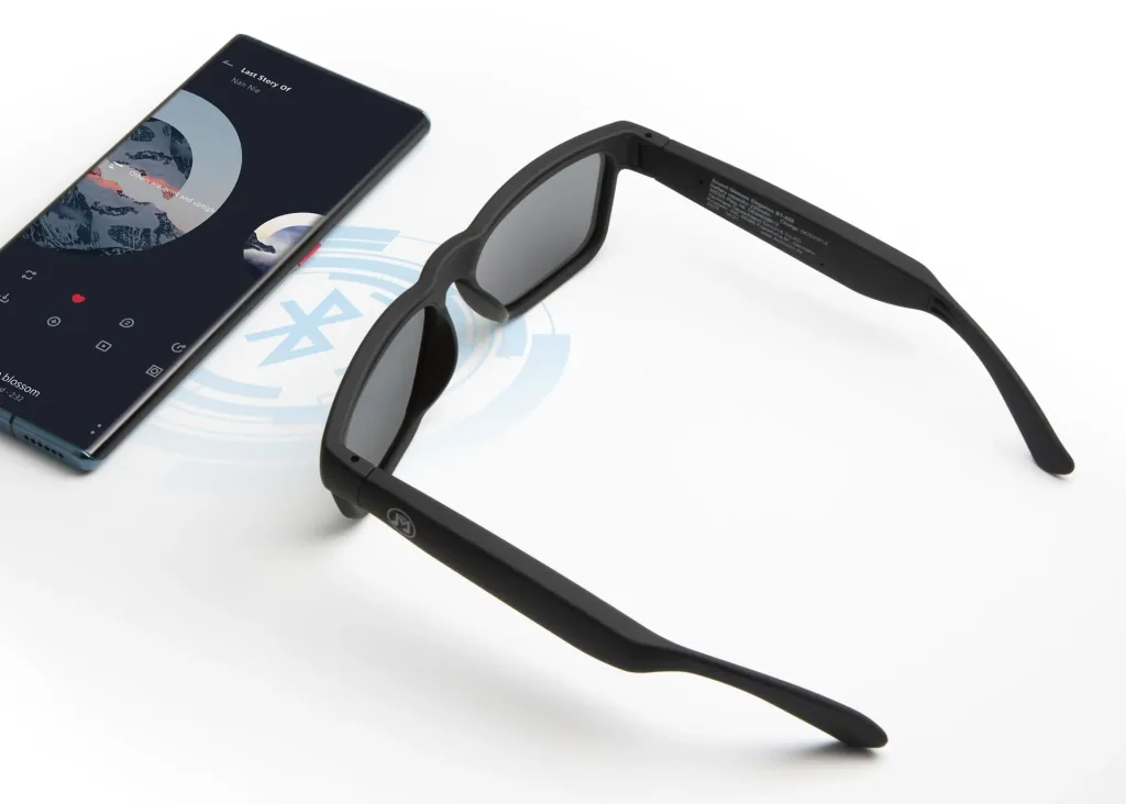 Sunglasses with Bluetooth headphones, microphone and voice assistant function