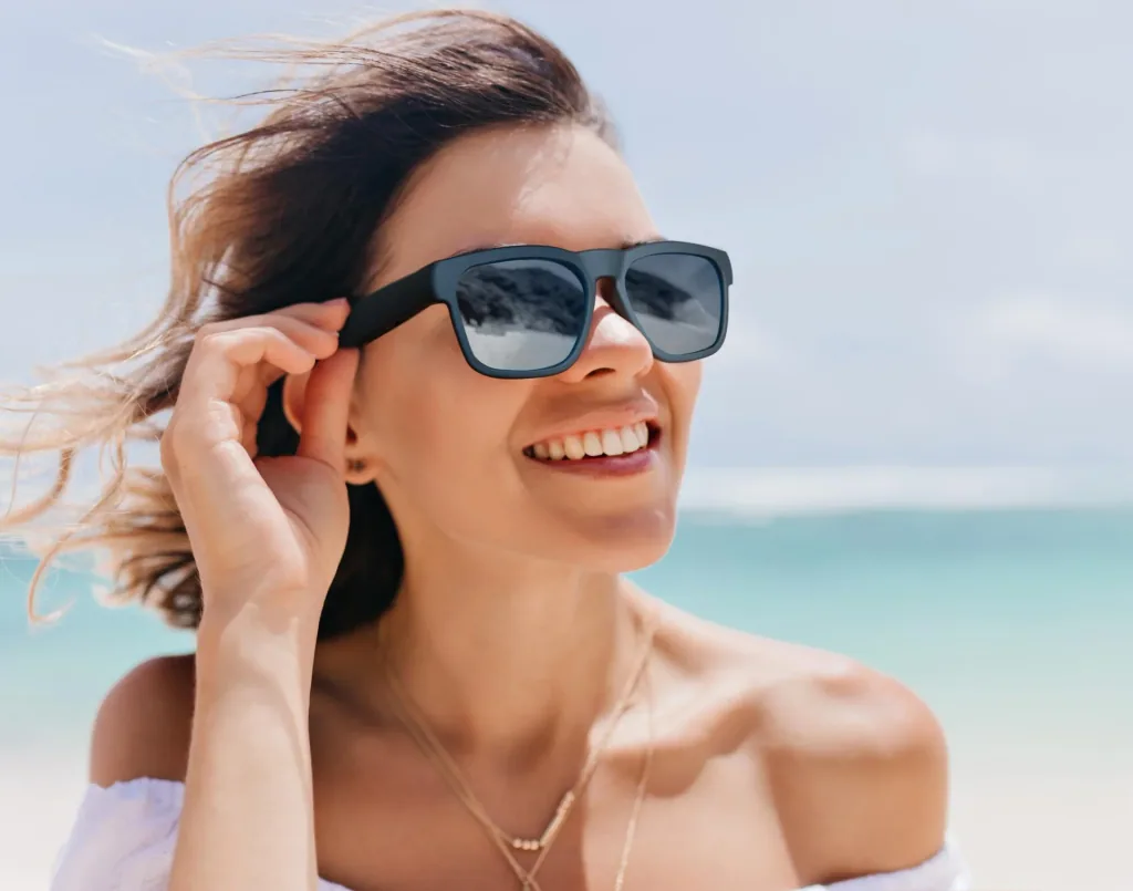 Sunglasses with Bluetooth headphones, microphone and voice assistant function