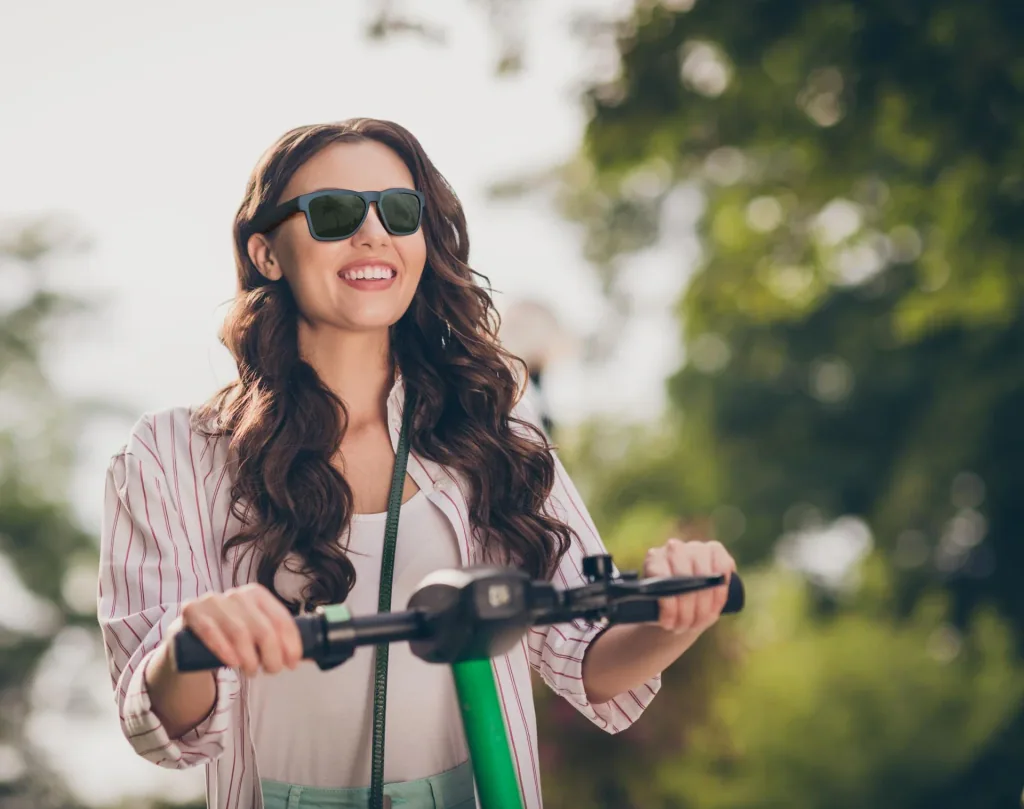 Sunglasses with Bluetooth headphones, microphone and voice assistant function