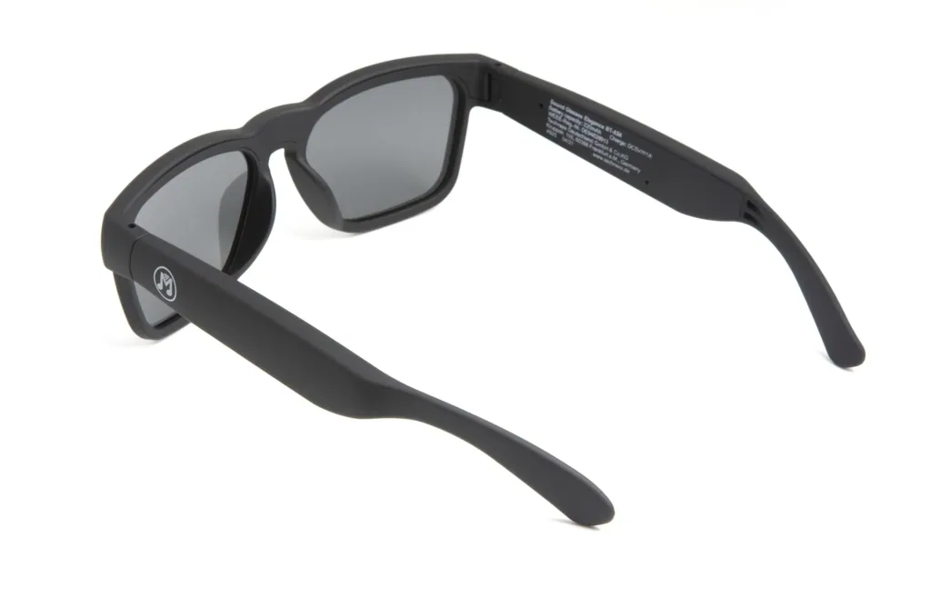 Sunglasses with Bluetooth headphones, microphone and voice assistant function