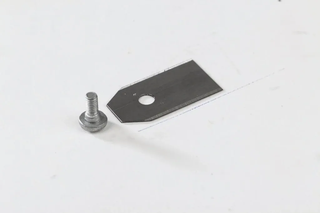 Blades and screws for robotic lawnmowers, 1-hole, 18 pieces