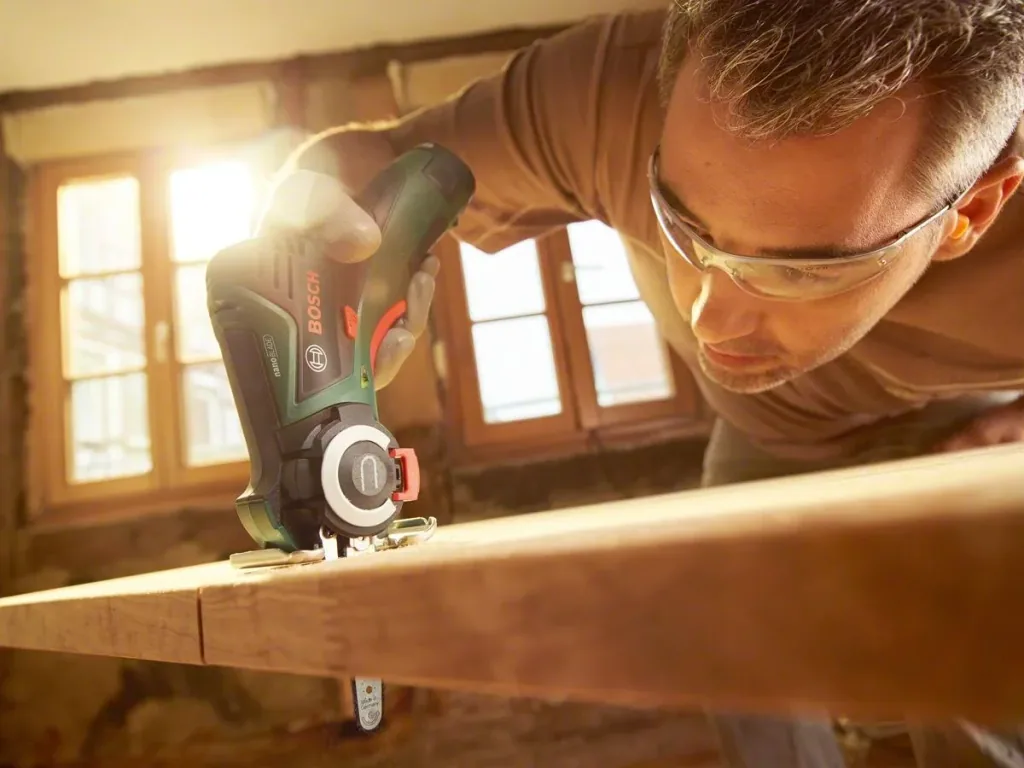 Cordless saw EasyCut 12 with NanoBlade technology