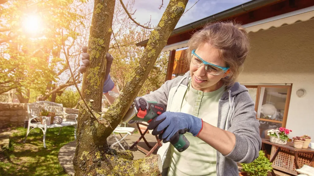Cordless saw EasyCut 12 with NanoBlade technology