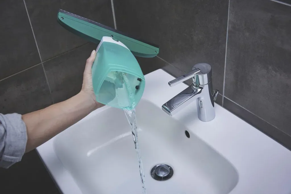Cordless window vacuum "Dry & Clean" with spray, handle and washer + FREE window spray 500 ml